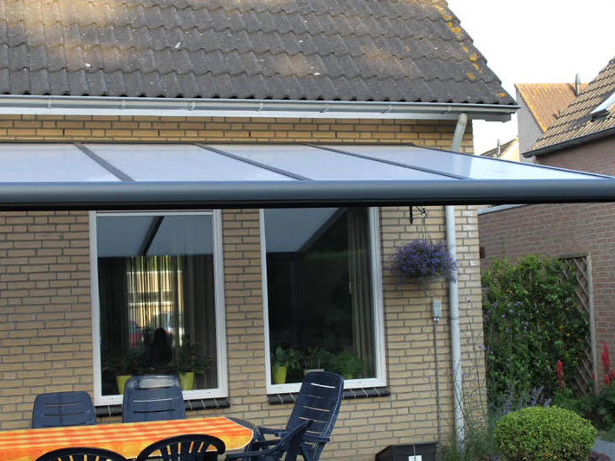 Aluminium overkapping, geplaatst bij een klant